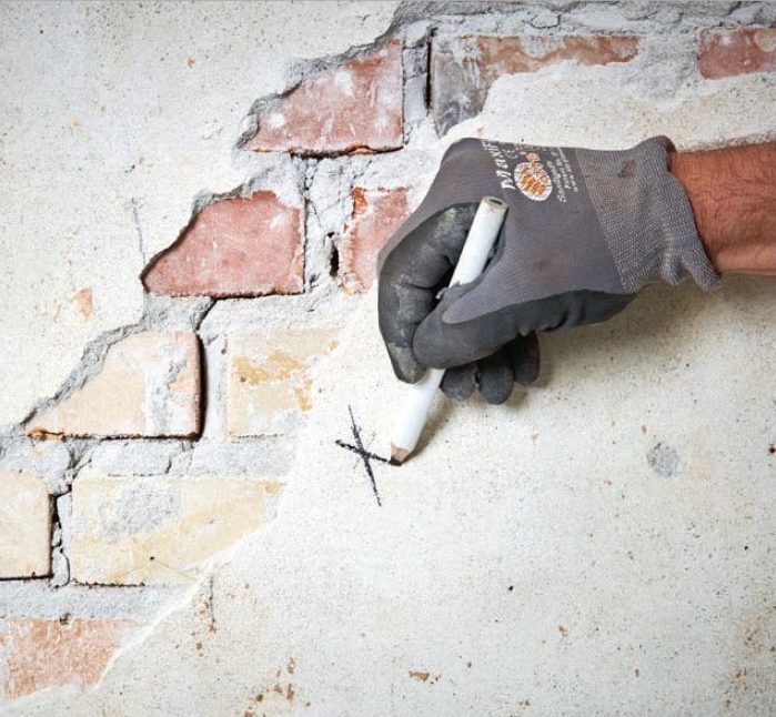 Reparation af sætningsskader: Der sættes kryds ud for fugerne