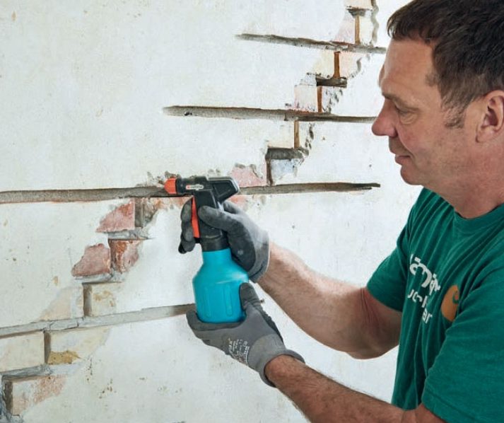 Reparation af sætningsskader: Fugerne er fræset ud og skal fugtes med vand