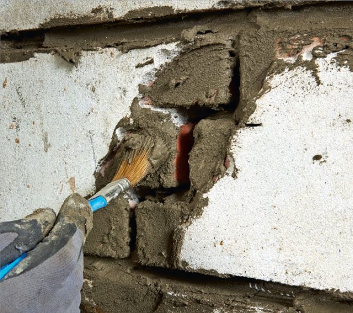 Reparation af sætningsskader: De korte fuger pensles med fliseklæber