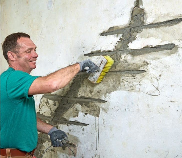 Reparation af sætningsskader: Det første lag mørtel kostes over med vand