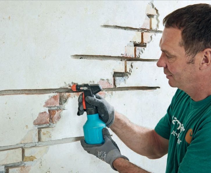 Setningsskader: Fugene er frest ut og skal fuktes med vann