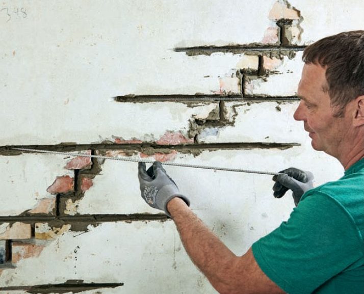 Setningsskader: Fyll flislim i de lange fugene, og legg på plass stålstengene