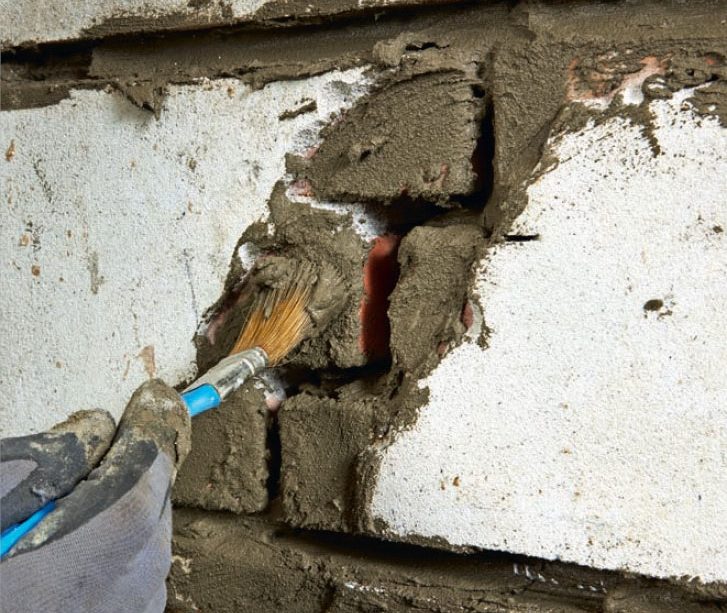 Setningsskader: De korte fugene pensles også med flislim