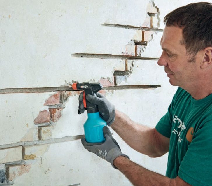 Sättningar i hus: Fogarna är urfrästa och ska fuktas med vatten