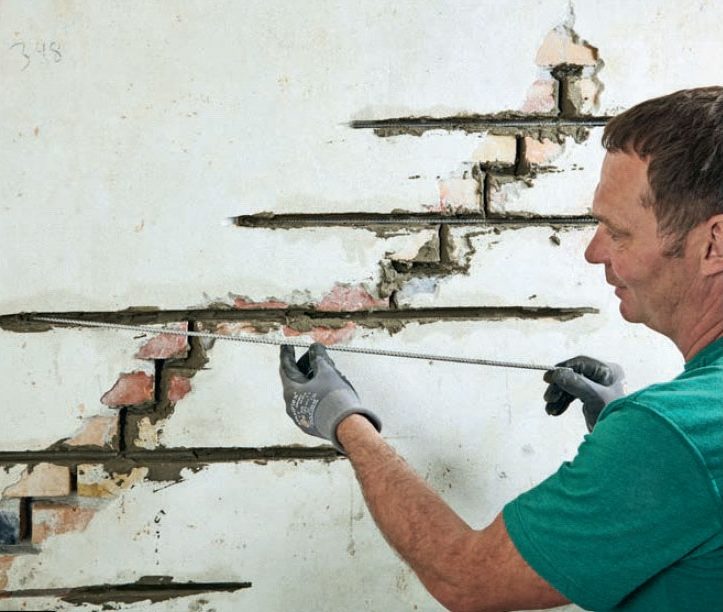 Sättningar i hus: Fyll i de långa fogarna med fästmassa och lägg järnstängerna på plats