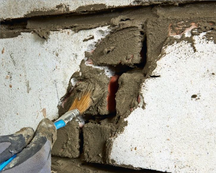 Sättningar i hus: De korta fogarna penslas med fästmassa