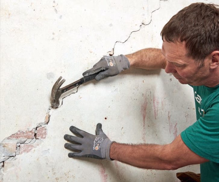 Halkeama seinässä: Poista rappaus halkeaman kohdalta