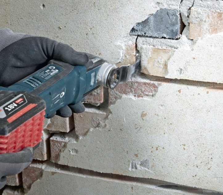 Halkeama seinässä: Poista laasti myös lyhyistä pystysaumoista