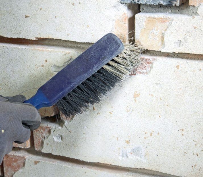 Halkeama seinässä: Puhdista saumat huolellisesti