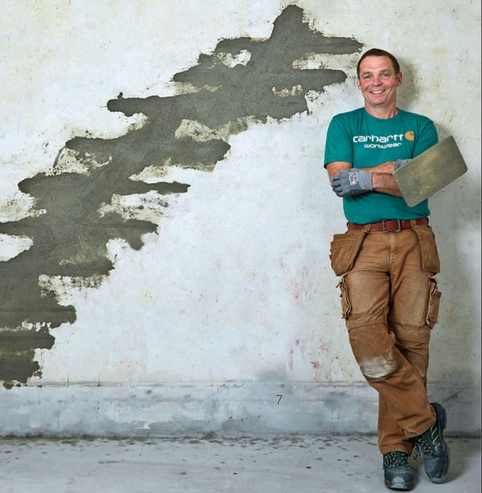 Halkeama seinässä: Nyt seinä on korjattu ja pinta on tasainen