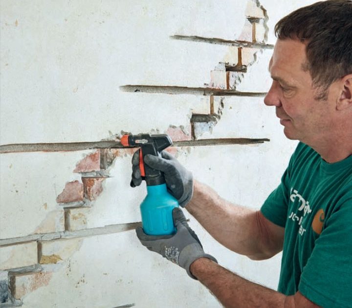 Halkeama seinässä: Kastele jyrsityt saumat vedellä