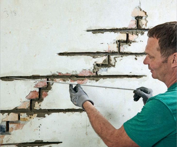 Halkeama seinässä: Levitä laastia pitkiin roiloihin ja asenna raudat paikoilleen