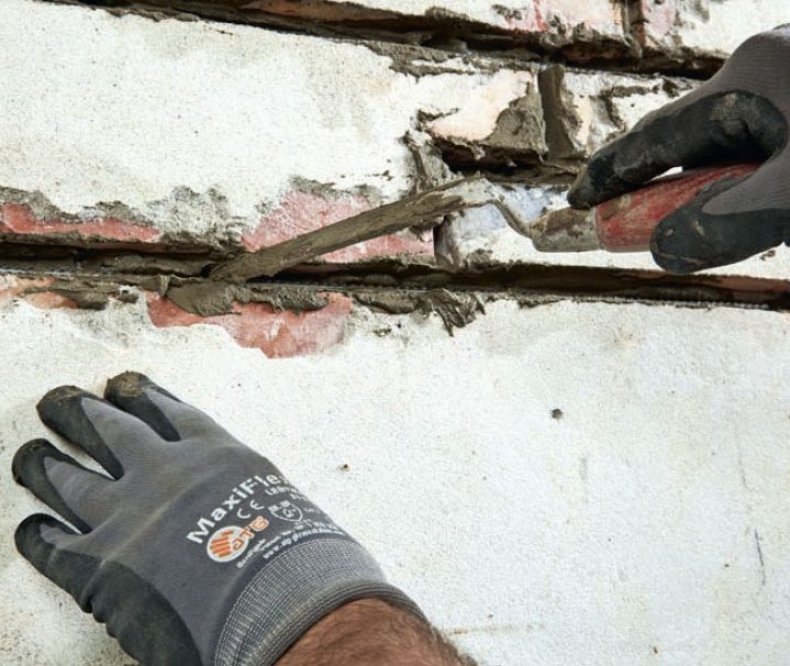 Halkeama seinässä: Paina raudat