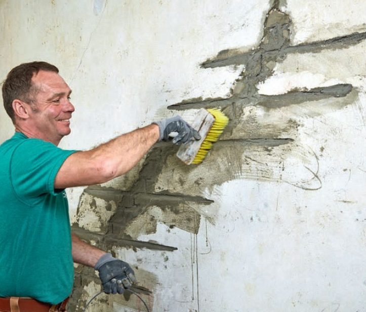 Halkeama seinässä: Kostuta ensimmäinen laastikerros märällä harjalla