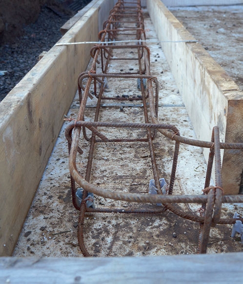 Lasiterassi: Muottiin tehdään raudoitus