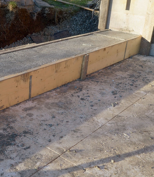 Lasiterassi: Perusmuuri valetaan