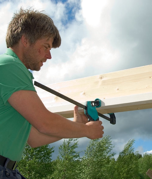 Lasiterassi: Kun harjapalkki on asen nettu, sen sivuille kiinnite tään rimat