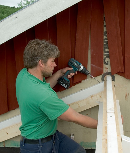 Lasiterassi: Palkit asennetaan ja kiinnitetään
