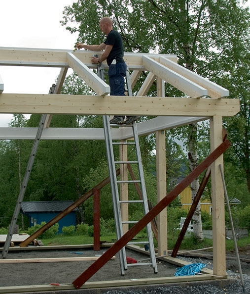 Lasiterassi: Kun kaikki palkit on asennettu, puun yläpinta maalataan