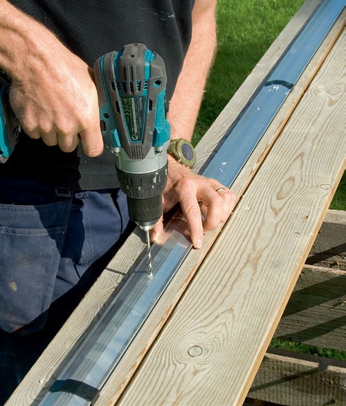 Lasiterassi: Profiileihin tehdään reiät