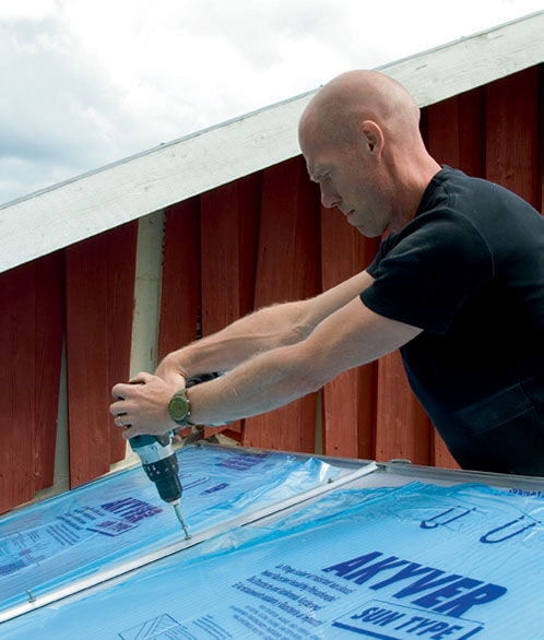 Lasiterassi: Kattolevyt kiinnitetään