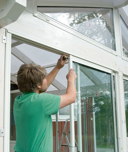 Lasiterassi: Ovet nostetaan ylä-kiskoa vasten