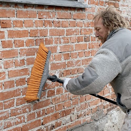 Tiiliseinän rappaus: Tiiliseinä puhdistetaan karkealla