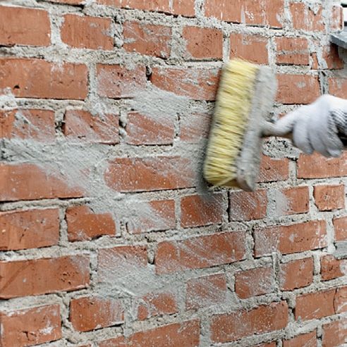 Tiiliseinän rappaus: Korjaukset tasoitetaan kostealla