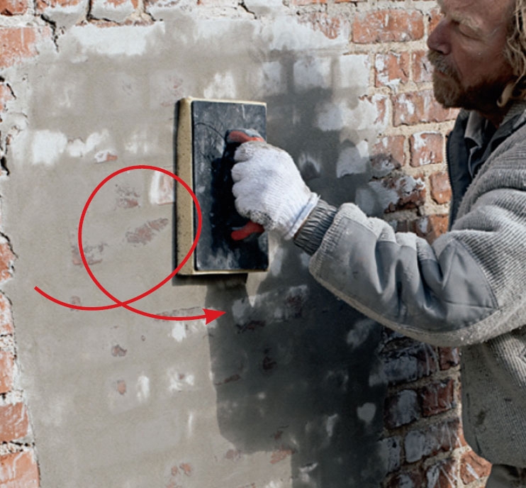 Tiiliseinän rappaus: Rappauskerros työstetään hiertimellä