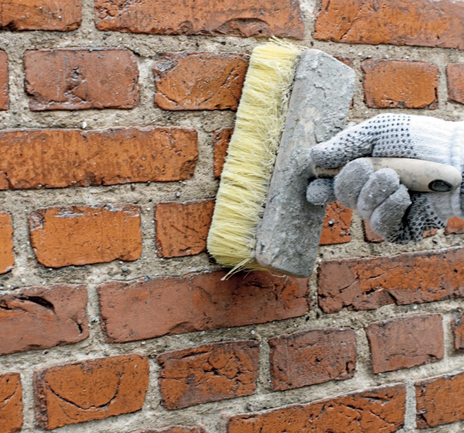 Tiiliseinän rappaus: Seinä kostutetaan