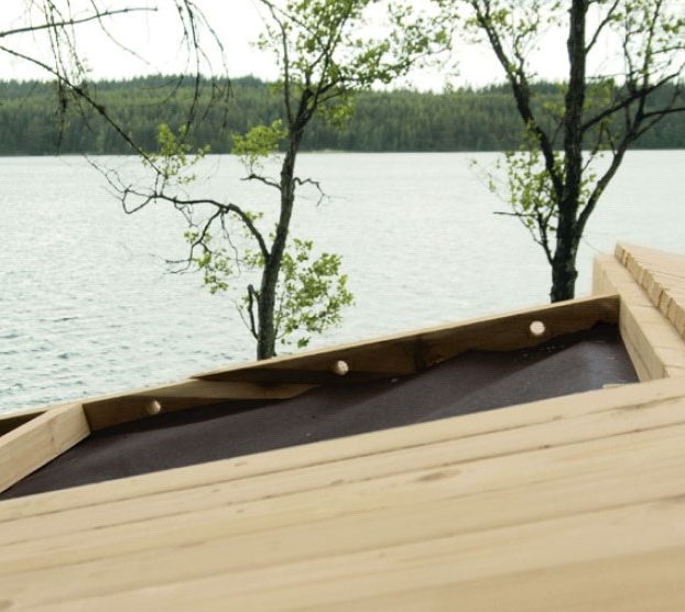 Byg selv hytte: Tagbrædderne sømmes fast tre steder