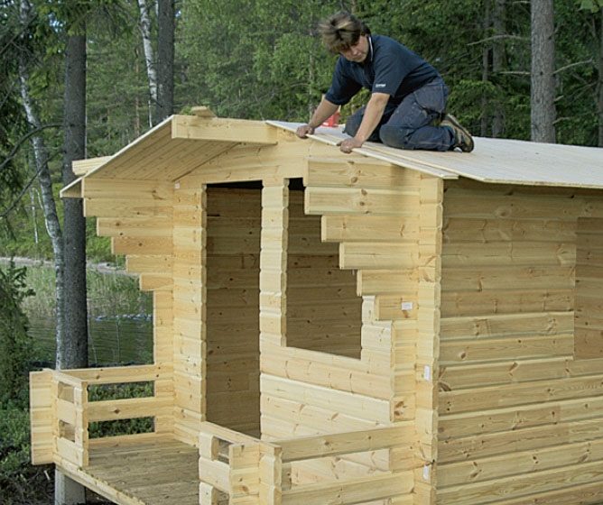 Byg selv hytte: Taglægningen går hurtigt