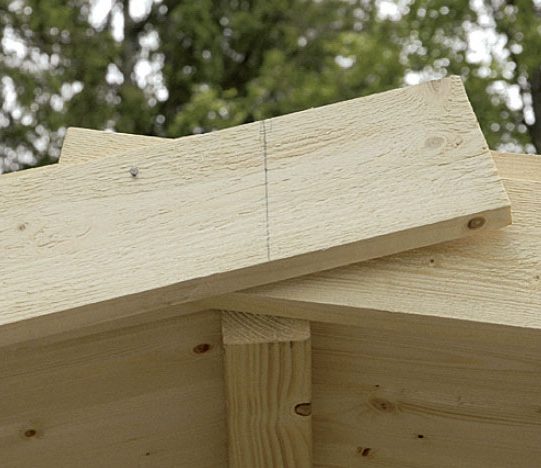 Byg selv hytte: Vindskederne monteres lettest