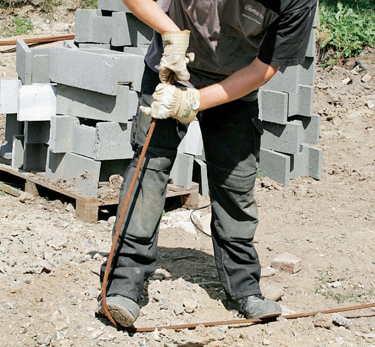 Fundament til skur: Armeringsjernene skal bukkes rundt i hjørnerne