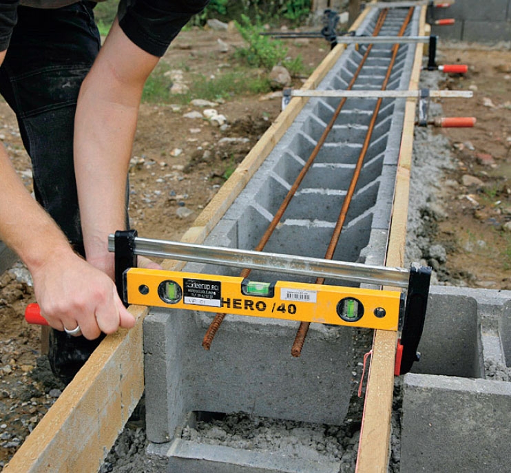 Fundament til skur: Dagen efter sættes andet skifte af blokke