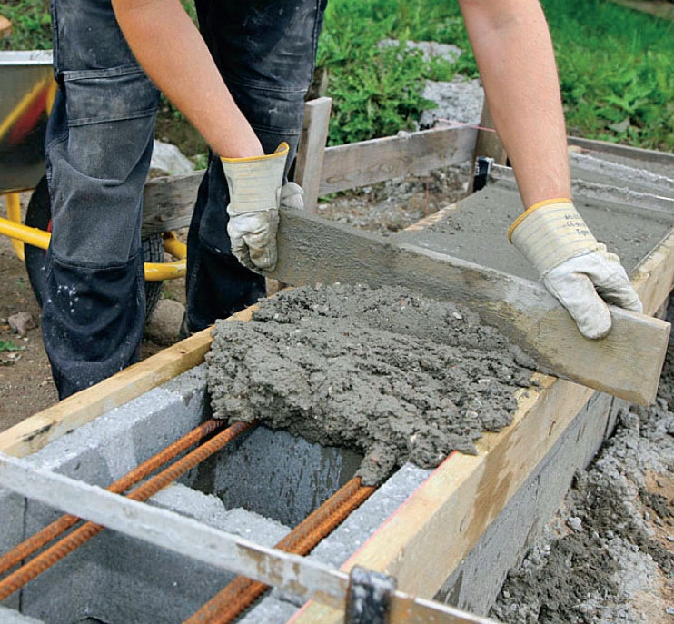 Fundament til skur: Oversiden rettes af med en stump bræt