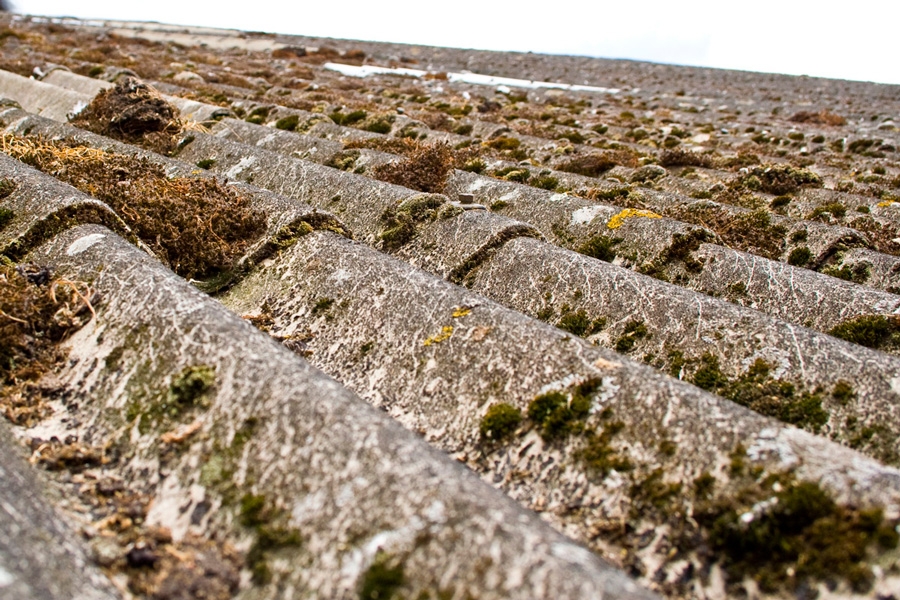 Tämä katto on niin vanha, että levyissä lienee asbestia.