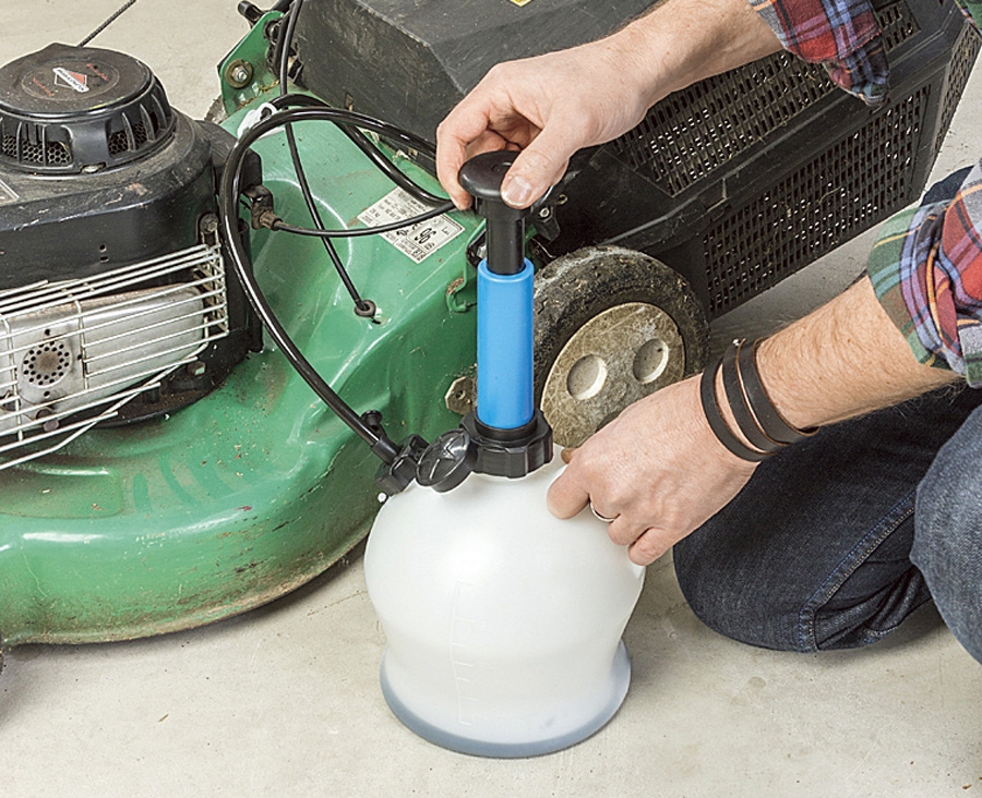 Öljynpoistaja imee öljyn mäntää painamalla.