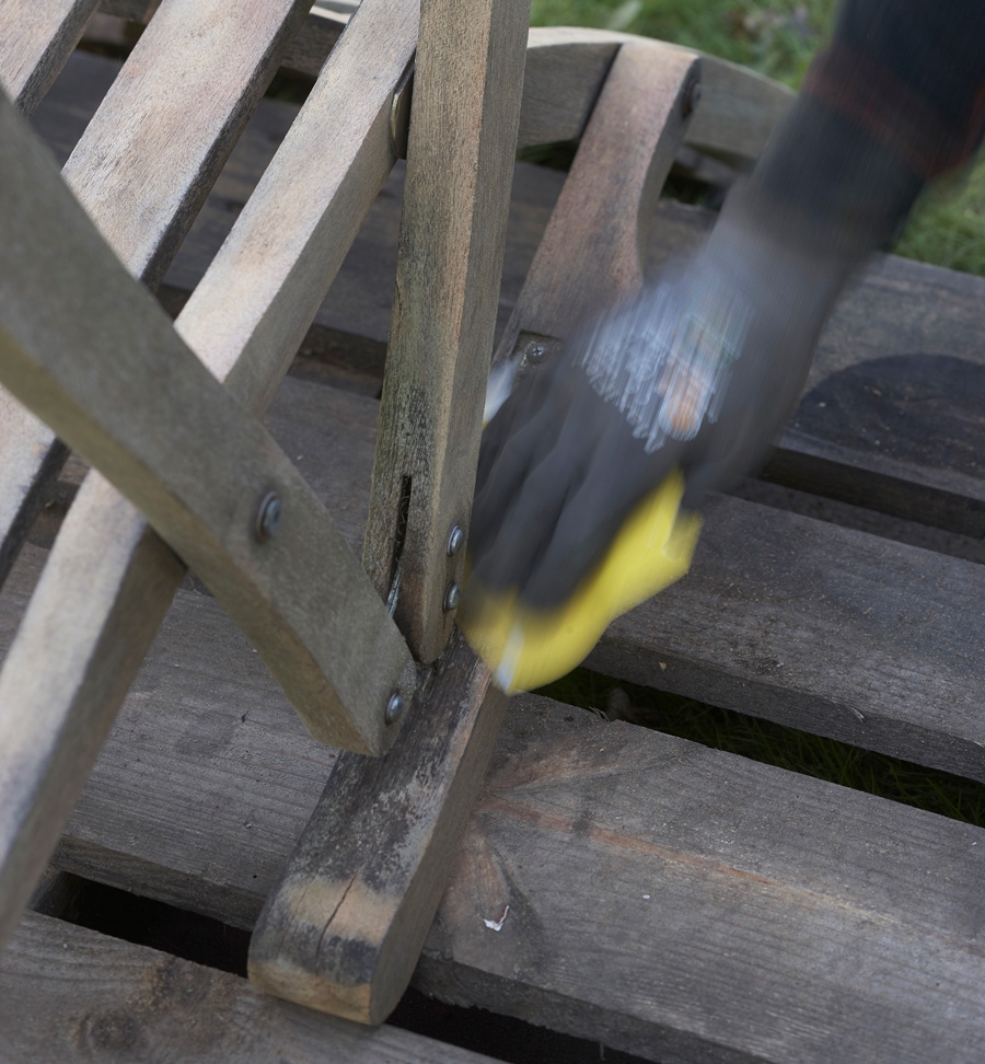 Tässä käytetään hiomapaperia, mutta sikli mahtuu paremmin koloihin ja kapeisiin rakoihin.