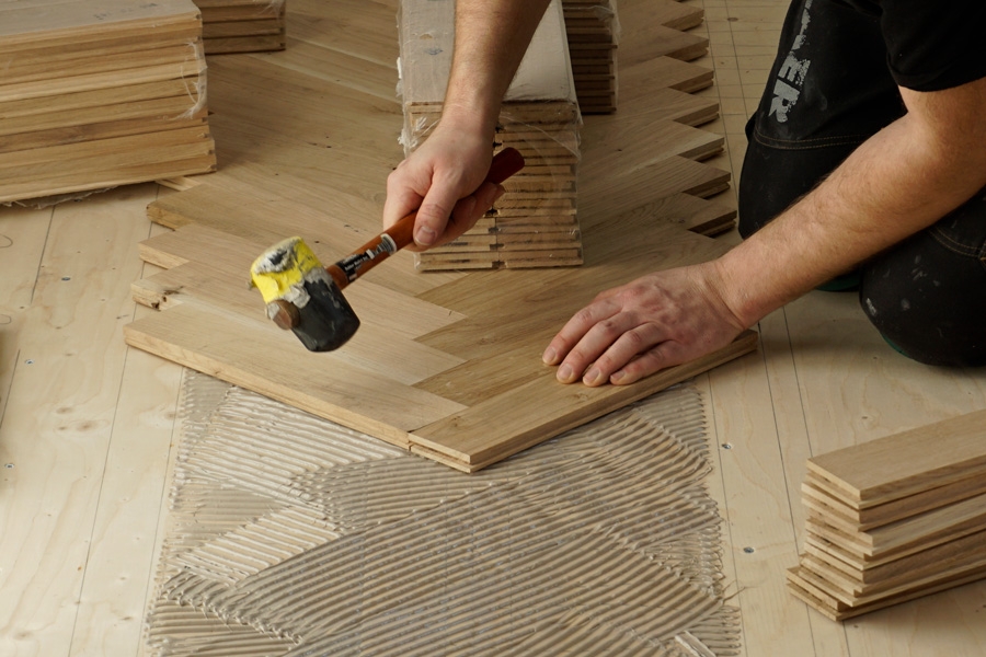 Lyö sauvat yhteen lattiavasaralla.