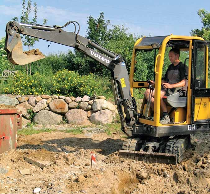 Autotallin perustukset: Kaiva pienoiskaivinkoneella