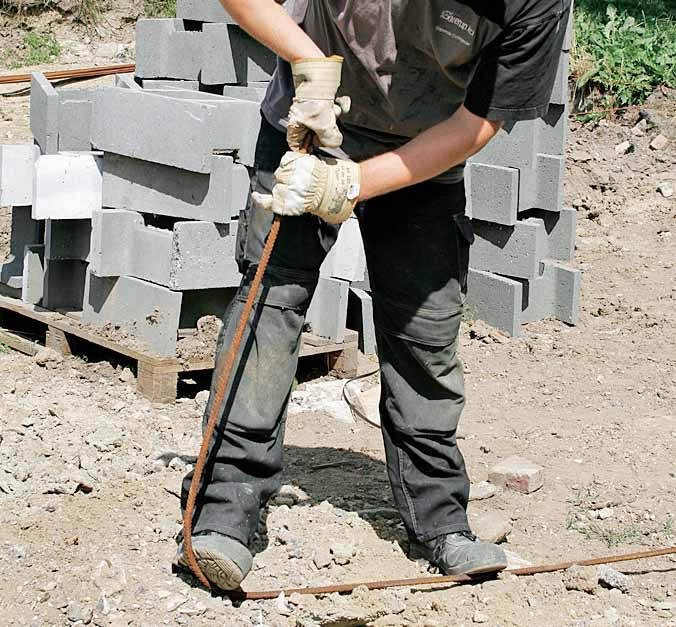 Autotallin perustukset: Taivuta raudoitusraudat kulmien ympäri