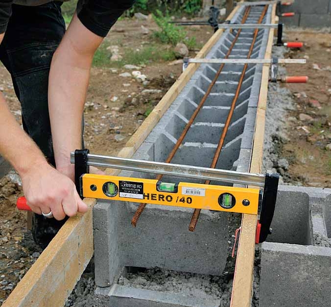 Autotallin perustukset: Aseta 2. harkkorivi seuraavana päivänä