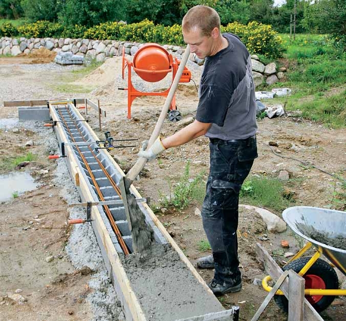 Autotallin perustukset: Harkkojen välit täytetään viimeisen kerran betonilla