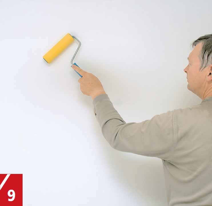 Alustapetti painetaan leveällä kumitelalla lasikuitutapetin päälle