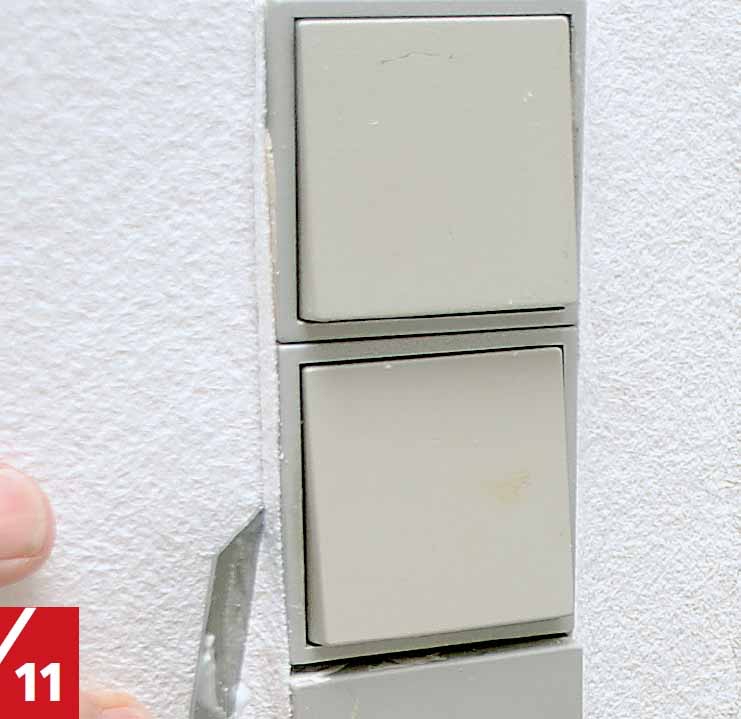 Alustapetti painetaan tiukasti kiinni kytkimen tai rasian reunojen pitkin