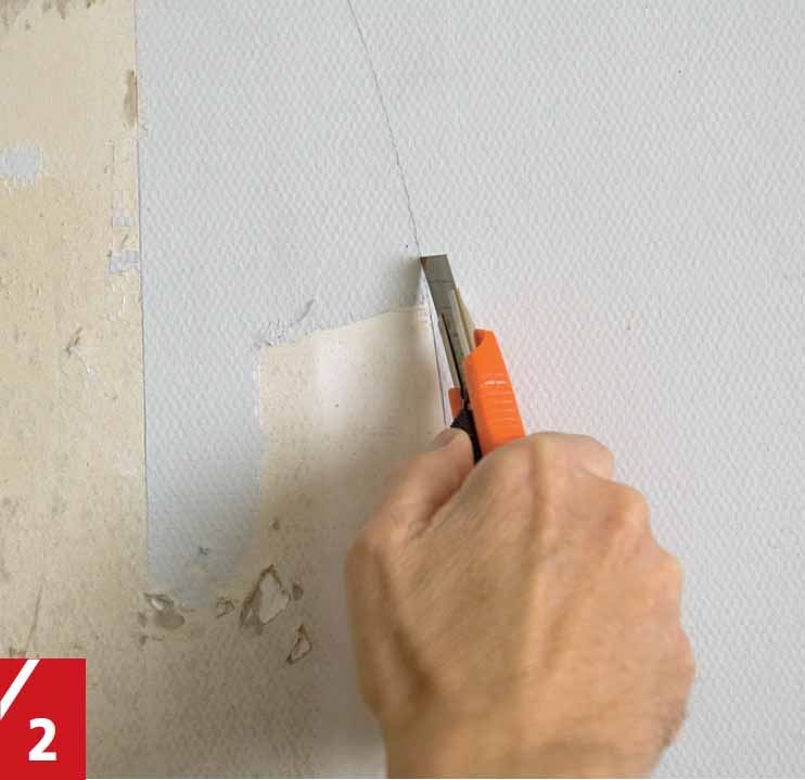 Laajalta alalta irronut lasikuitutapetti leikataan irti