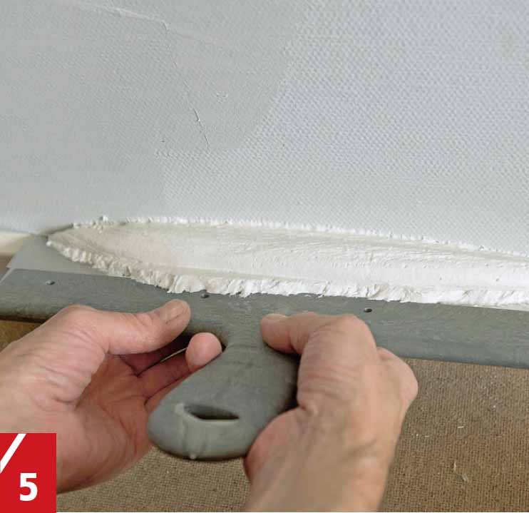 Hienotasoite levitetään leveällä lastalla lasikuitutapetin päälle