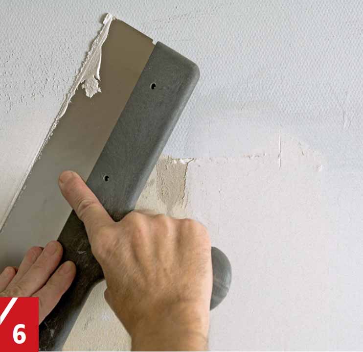 Lasta painetaan lujasti lasikuitutapetin pintaa vasten