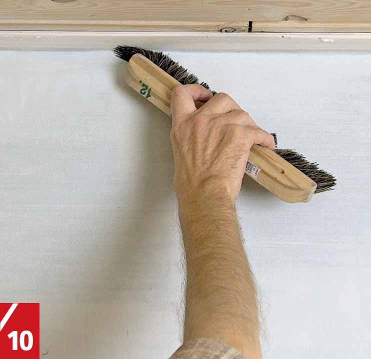 Maalaustapetti sivellään liimapintaan kiinni tapettiharjalla